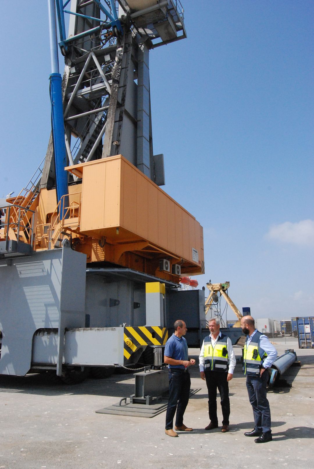Nueva grua terminal maritima granada para incrementar el tráfico